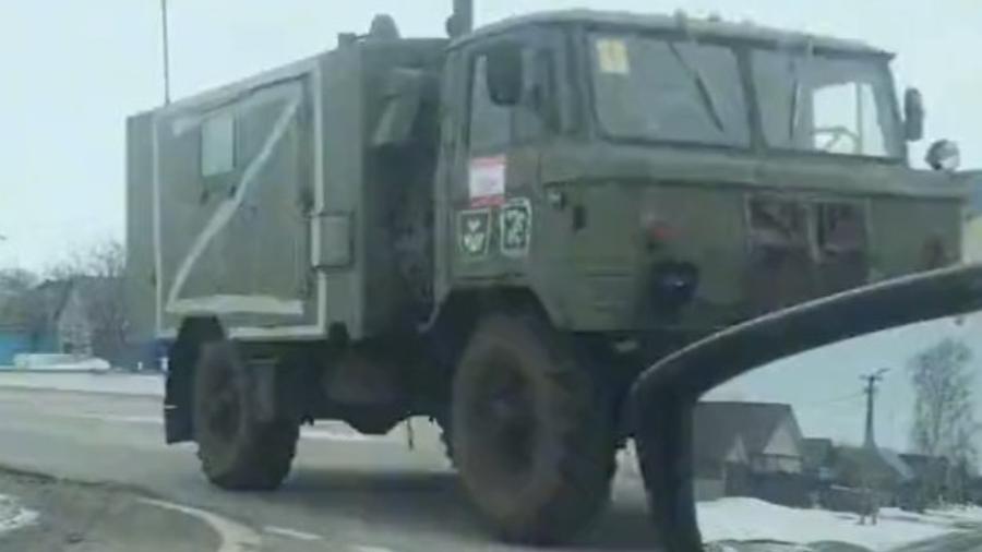 Imagem de arquivo de veículos militares russos se aproximando da Ucrânia com "Z" pintado - Reprodução