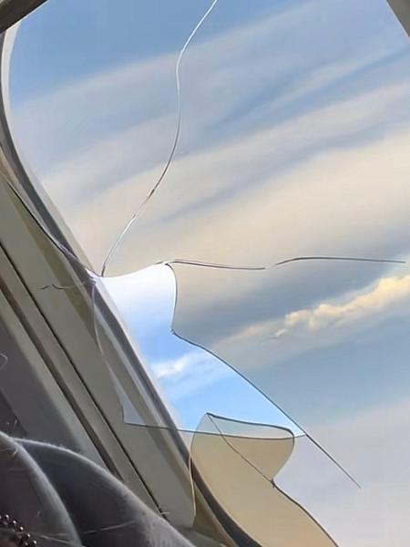 Passageira mostrou janela de avião que quebrou em voo da Southwest - Reprodução/TikTok