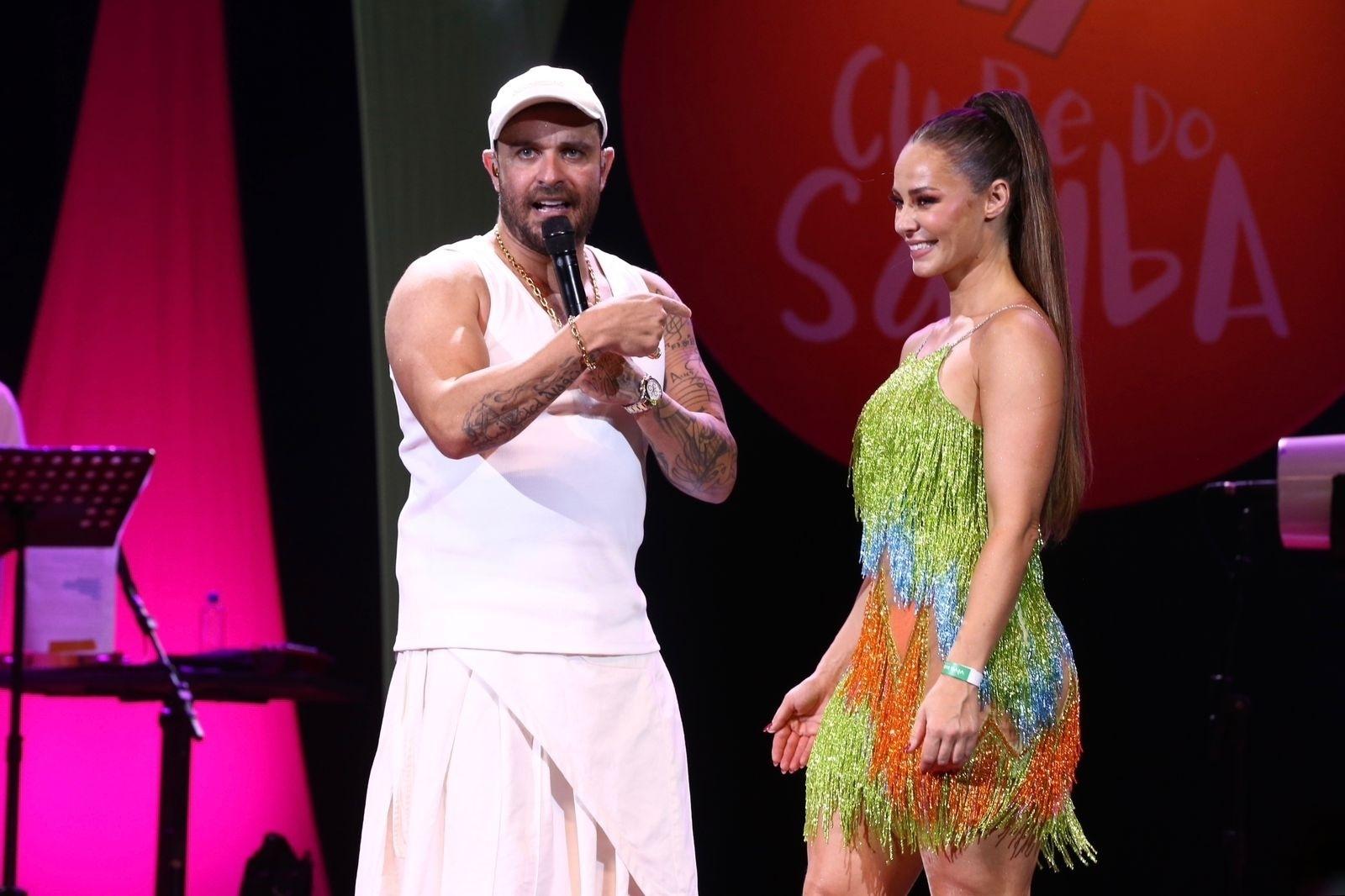 Paolla Oliveira usou vestido com franjas para acompanhar Diogo Nogueira em show em baile de carnaval - Roberto Filho/Brazil News