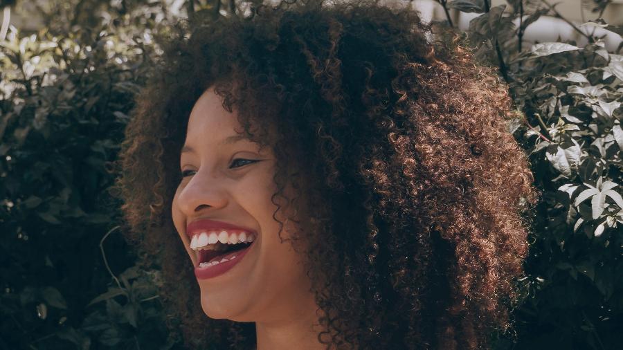 Cuidar de cabelo cacheado dá trabalho, mas pode ser barato - Divulgação