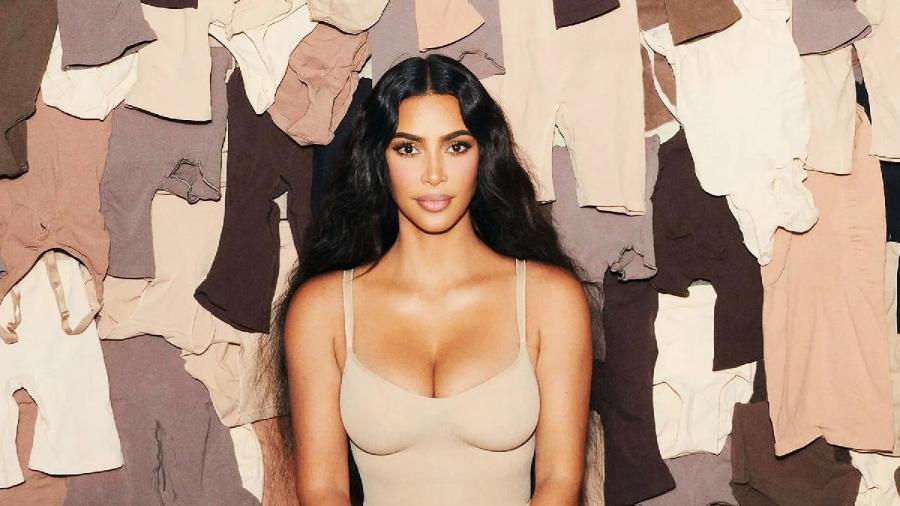 Kim Kardashian retira roupa que estava vestindo para, em seguida, experimentar o novo sutiã