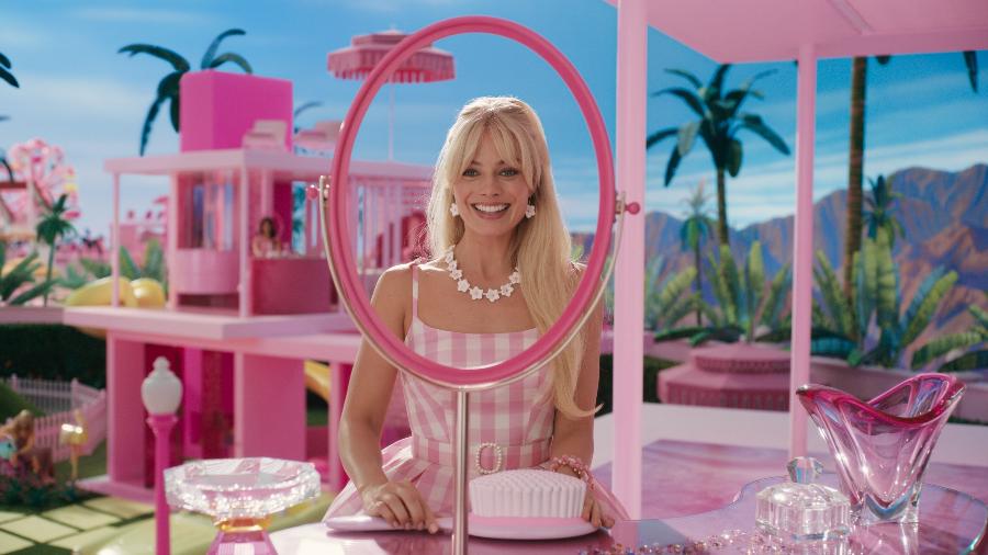 Em "Barbie", cenários meticulosamente construídos são semelhantes à casa da Barbie de brinquedo da Mattel - Warner Bros. Pictures/Divulgação