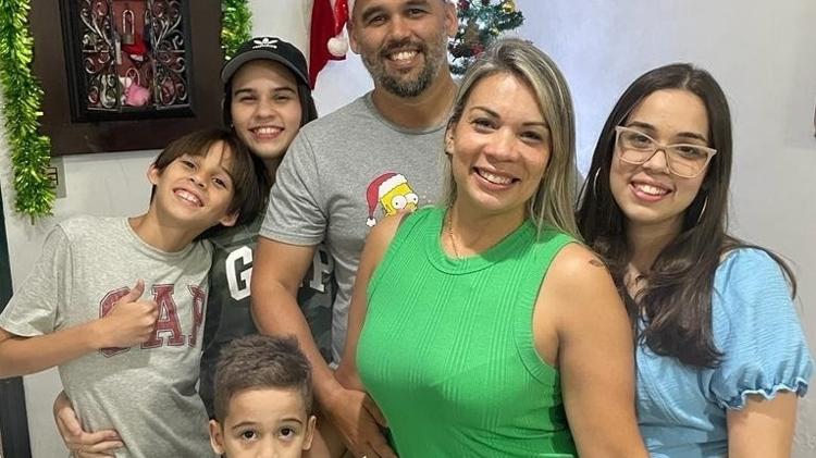 Bianca Duarte Gomes com o marido, Marcos, e os filhos