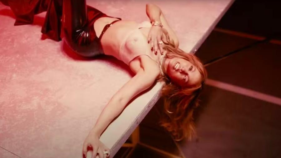 Jennifer Lopez de biquíni transparente em clipe