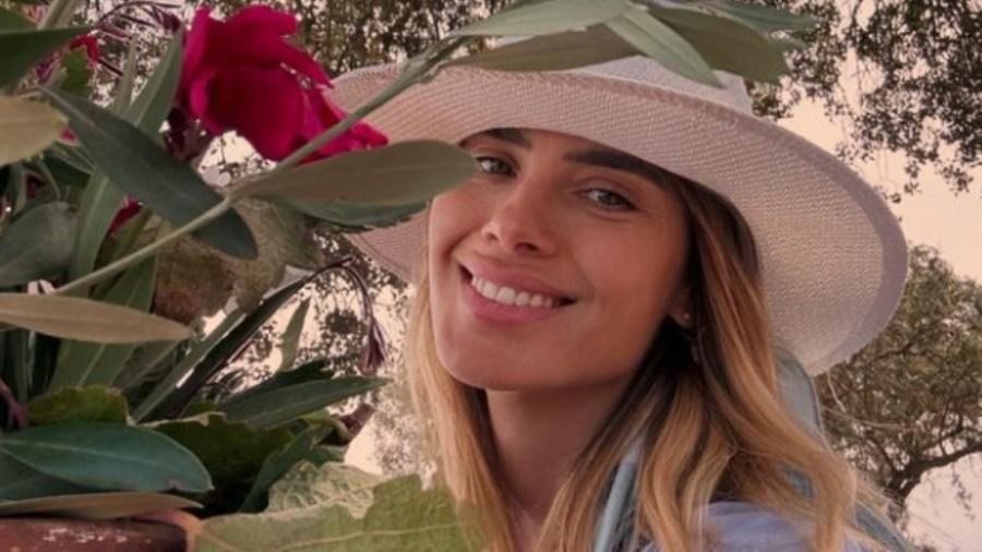 Atriz Carolina Dieckmann ostenta com macacão da Prada em hotel luxuoso de Portugal