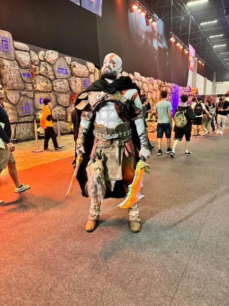 O coordenador de TI, Cristiano Nobre, 43, gastou cerca de R$ 5 mil com cosplay de Kratos na CCXP 2024