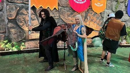 Yascara, 29, Renato, 29, vieram como Daenerys e Jon, de GoT -- ela celebrou e disse que 'fazer cosplay na CCXP é perfeito, no começo você fica estressado achando que nada vai dar certo, mas no final das contas tudo dá'; Os dois gastaram cerca de 300 reais cada