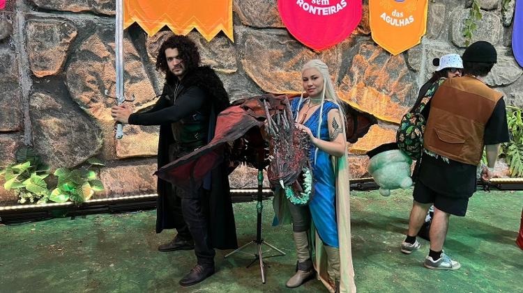 Yascara, 29, Renato, 29, vieram como Daenerys e Jon, de GoT -- ela celebrou e disse que 'fazer cosplay na CCXP é perfeito, no começo você fica estressado achando que nada vai dar certo, mas no final das contas tudo dá'; Os dois gastaram cerca de 300 reais cada