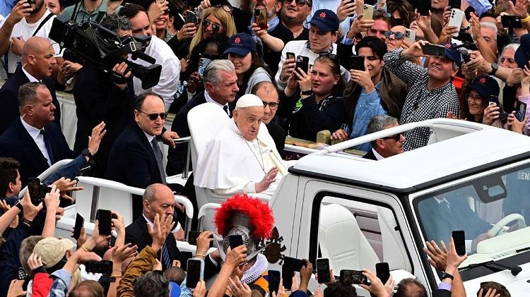 Papa Francisco faz última aparição pública em vida a bordo de papamóvel no Domingo de Páscoa (s0), no Vaticano Papa Francisco faz última aparição pública em vida a bordo de papamóvel no Domingo de Páscoa (s0), no Vaticano