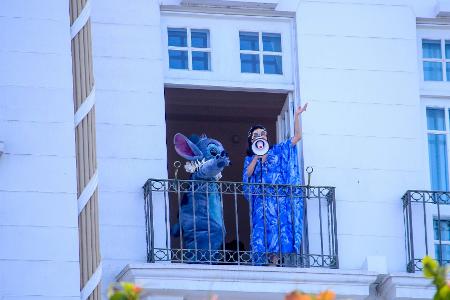 Narcisa Tamborindeguy aparece com Stitch em varanda do Copacabana Palace Narcisa Tamborindeguy aparece com Stitch em varanda do Copacabana Palace