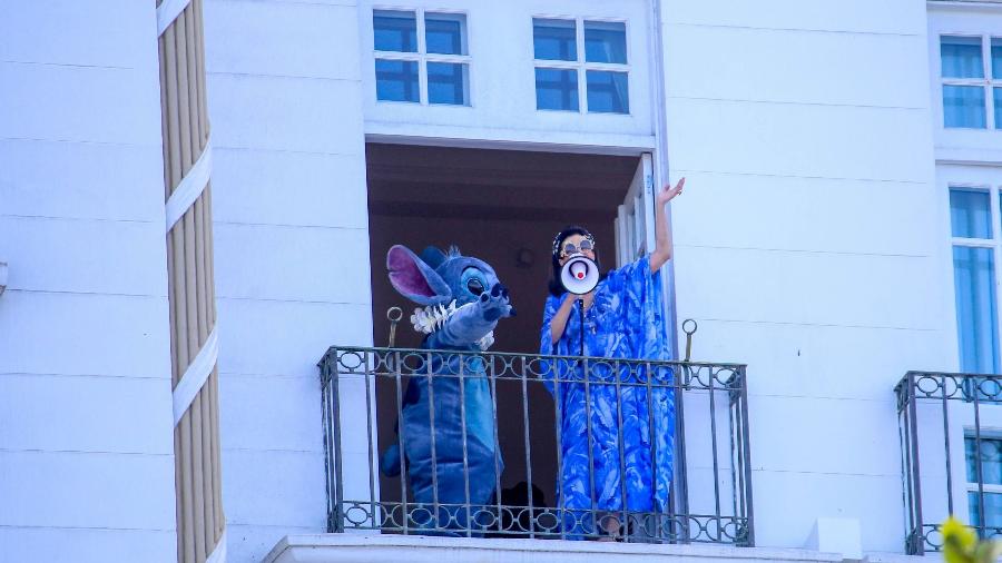 Narcisa Tamborindeguy recebe Stitch em varanda do Copacabana Palace Narcisa Tamborindeguy recebe Stitch em varanda do Copacabana Palace