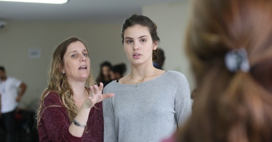 11.set.2015 - Camila Queiroz, a Angel de "Verdades Secretas", grava cenas do enterro de Carolina (Drica Moraes), sua mãe na trama