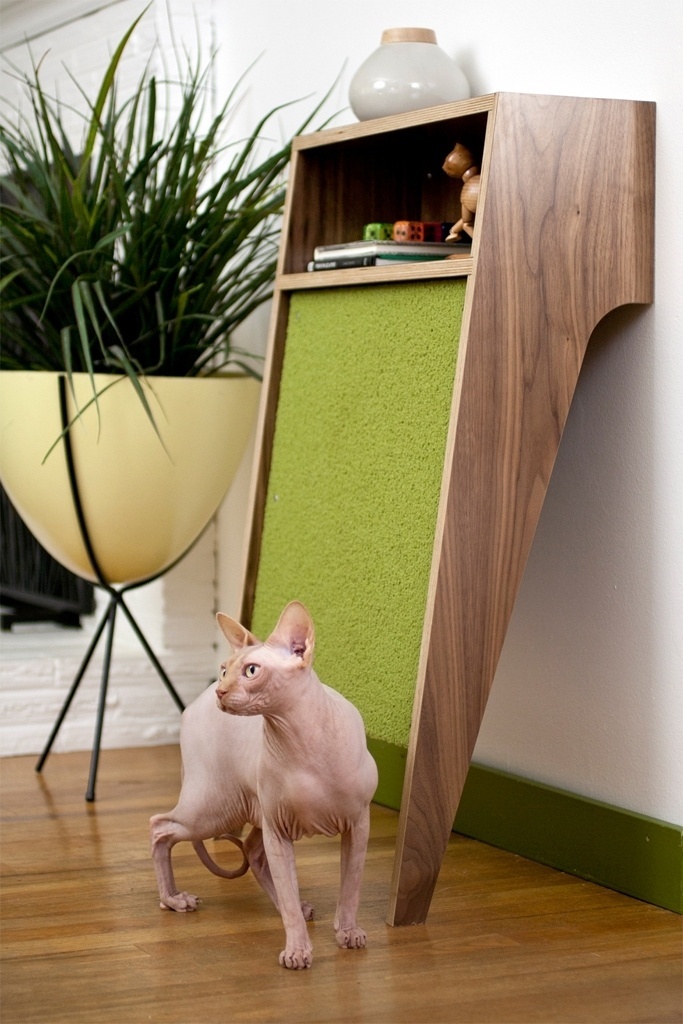 Com estrutura que se apoia na parede, este aparador é, também, um arranhador para gatos. O móvel, da empresa norte-americana Modernist Cat (www.modernistcat.com), é fabricado em compensado de madeira - Divulgação