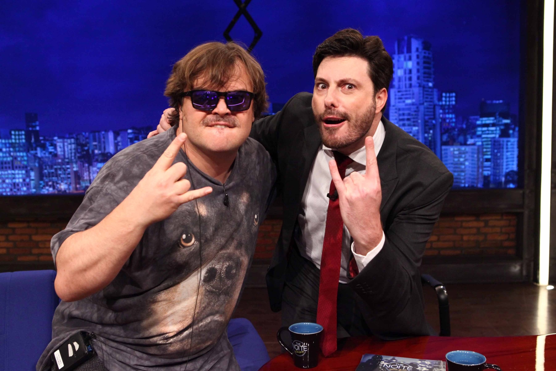 21.out.2015 - Jack Black posa com Danilo Gentili durante participação no "The Noite" - Leonardo Nones/SBT/Divulgação