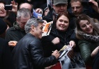 George Clooney distribui autógrafos na abertura do 66º Festival de Berlim - Andreas Rentz/Getty Images
