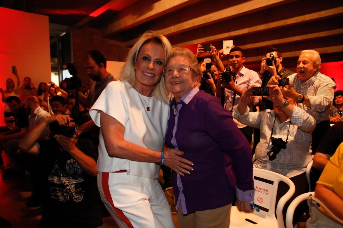 5.abr.2016 - A culinarista Palmirinha Onofre chorou ao reencontrar Ana Maria Braga em um evento de uma marca de carnes, em São Paulo. A apresentadora da Globo lançou Palmirinha na TV nos anos 1990, no extinto "Note e Anote", na Record - Marcos Ribas/Brazil News