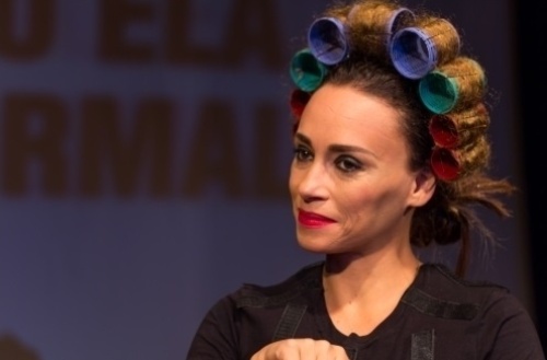 A atriz Suzana Pires está no espetáculo "De Perto Ela Não é Normal" - Divulgação