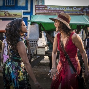 Luzia (Lucy Alves) e Tereza (Camila Pitanga) se estapeiam no meio de uma feira em Grotas do São Francisco em "Velho Chico" - Reprodução/GShow - Reprodução/GShow