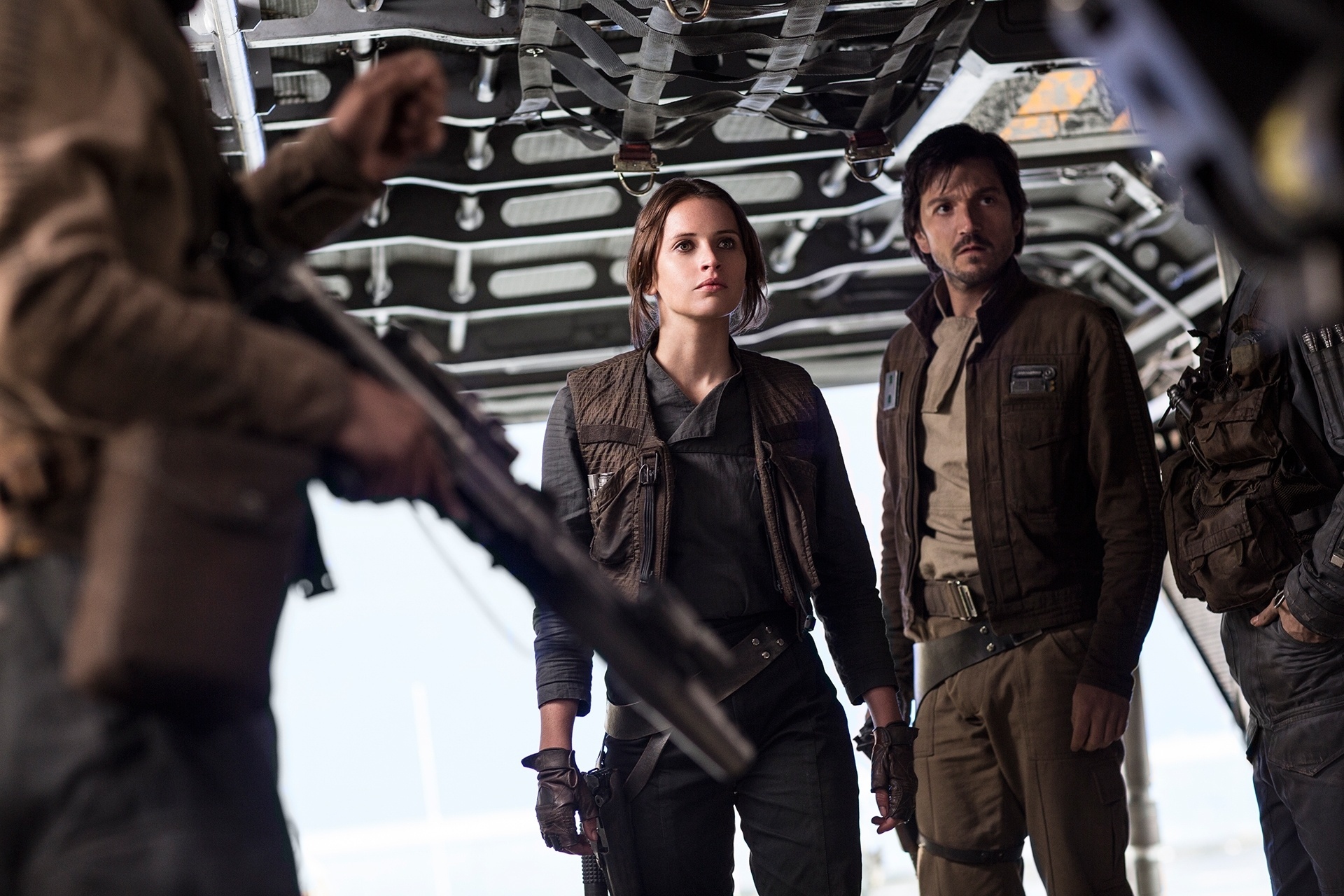 Felicty Jones e Diego Luna em cena de "Rogue One: Uma História de Star Wars" - Divulgação/Disney