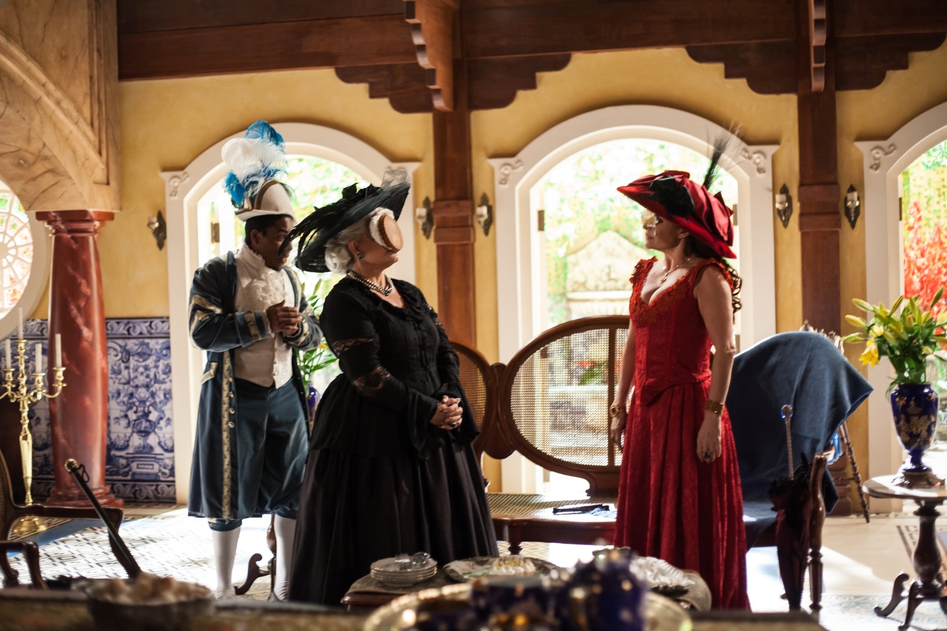 Em "Escrava Mãe", Rosalinda (Luiza Tomé) está no solar da condessa Catarina (Adriana Lessa) e faz aulas para receber a princesa Carlota Joaquina - Edu Moraes/Divulgação/TV Record