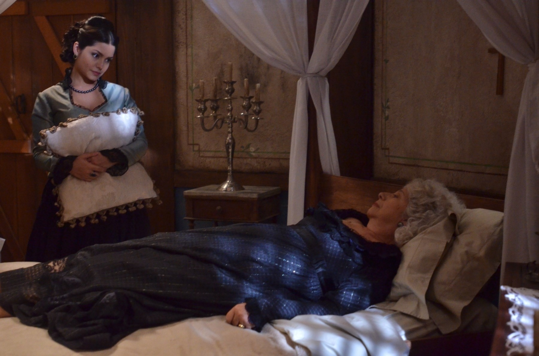 15.ago.2016 - Maria Isabel (Thais Fersoza) está disposta a eliminar qualquer obstáculo de seu caminho. Nos próximos capítulos de "Escrava Mãe", a vilã chegará às últimas consequências, matando tia Elza (Patricia Mayo) - Antonio Chahestian/Rede Record