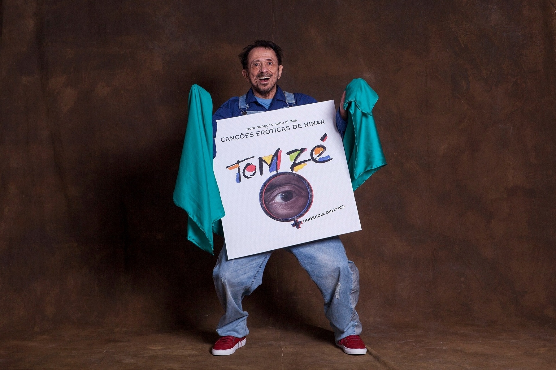 Tom Zé com reprodução da capa de "Canções Eróticas para Ninar" - André Conti/Reprodução