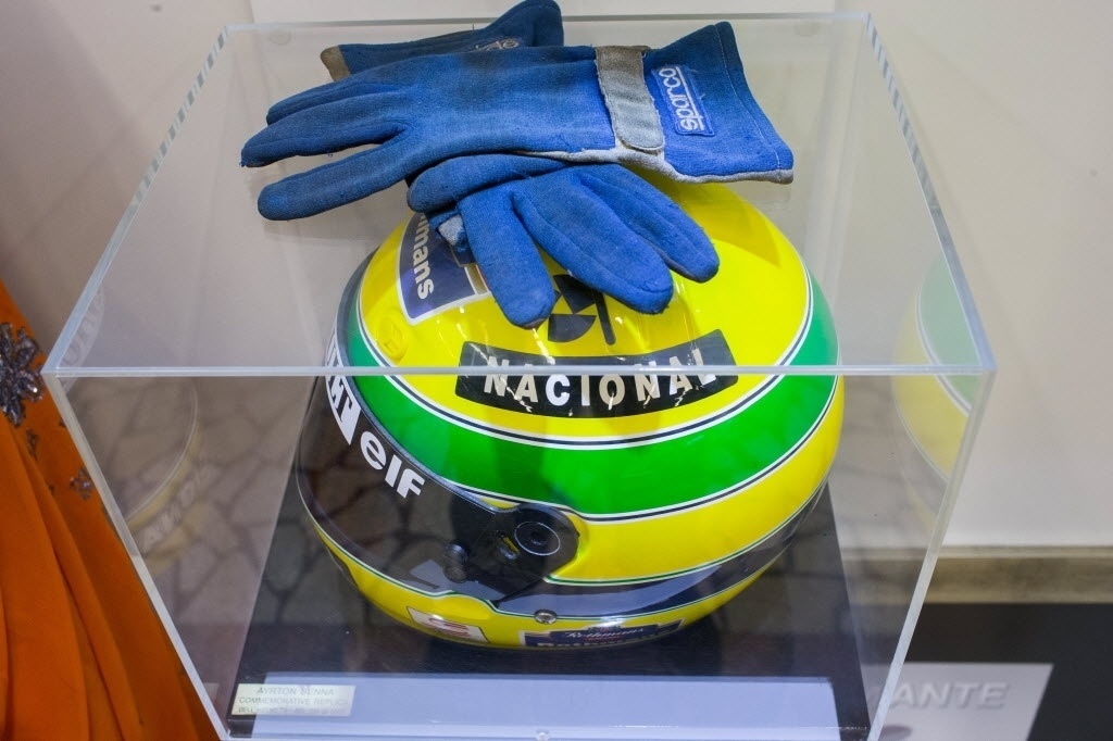 Luvas e réplica do capacete do Piloto Ayrton Senna na Sala das Promessas - Roosevelt Cássio/UOL