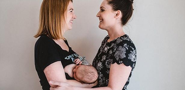 Da esquerda para a direita, as australianas Claire e Steph com a filha recém-nascida delas - Reprodução/Lacey Barratt - Reprodução/Lacey Barratt