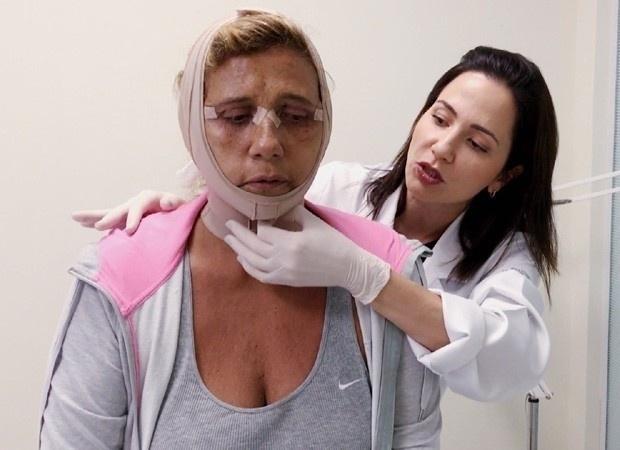 Rita Cadillac passou por uma transformação no "Progama do Gugu", que custou R$ 136 mil. Ela fez vários tratamentos estéticos como clareamento e implantes dentários, aspiração de papada, correção das pálpebras, mini lifting no rosto, acompanhamento funcional e dieta - Reprodução/Record