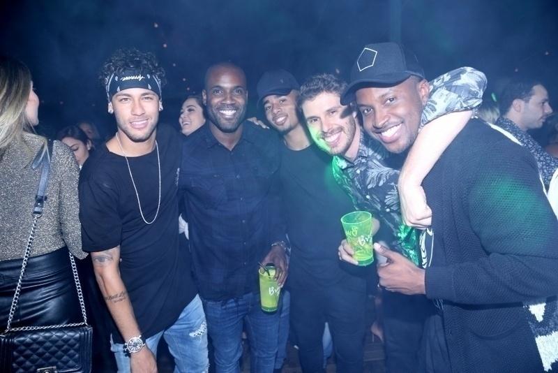"Os parças" Neymar, Zulu, Gabriel Jesus, Bruninho e Thiaguinho se divertiram  na pista de dança - AgNews/Anderson Borde
