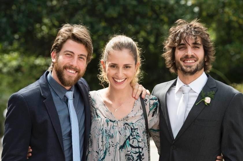 No casamento de Ruy (Fiuk) com Ritinha (Isis Valverde), Ivana usou um vestido para alegria da família. Foi uma  das poucas vezes que a personagem de Carol Duarte aparecer de roupas femininas - Divulgação/TV Globo