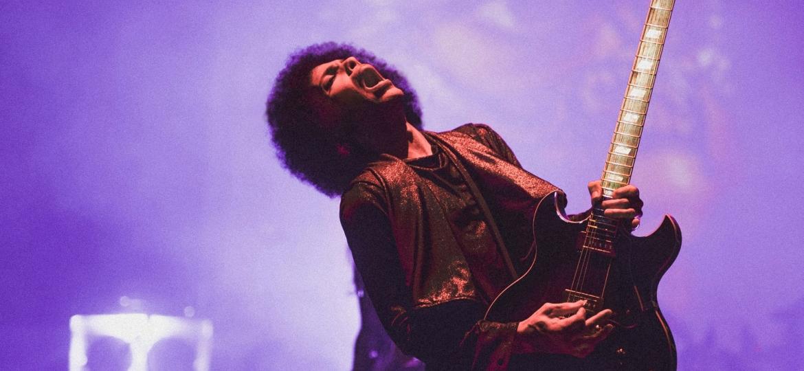 O cantor Prince no palco em 2015 - Getty Images