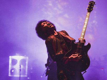 O cantor Prince no palco em 2015 - Getty Images