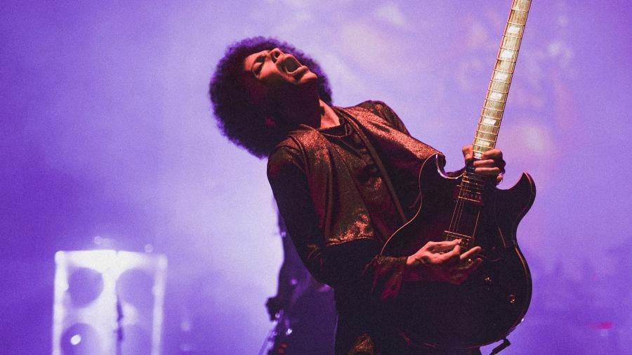 O cantor Prince no palco em 2015 - Getty Images
