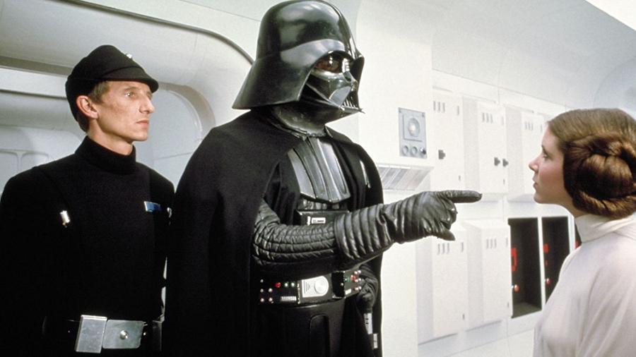 Al Lampert, David Prowse e Carrie Fisher em cena de "Star Wars: Uma Nova Esperança" (1977) - Divulgação