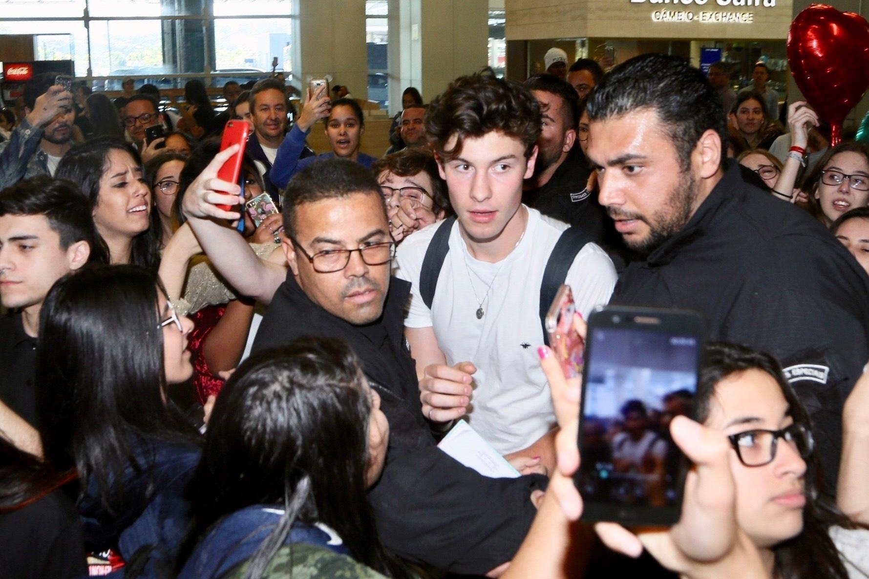 Sob tumulto, Shawn Mendes desembarca no aeroporto de Guarulhos, em São Paulo. O cantor canadense se apresenta no VillaMix Festival Goiânia no domingo (1º/7) - Manuela Scarpa/Brazil News