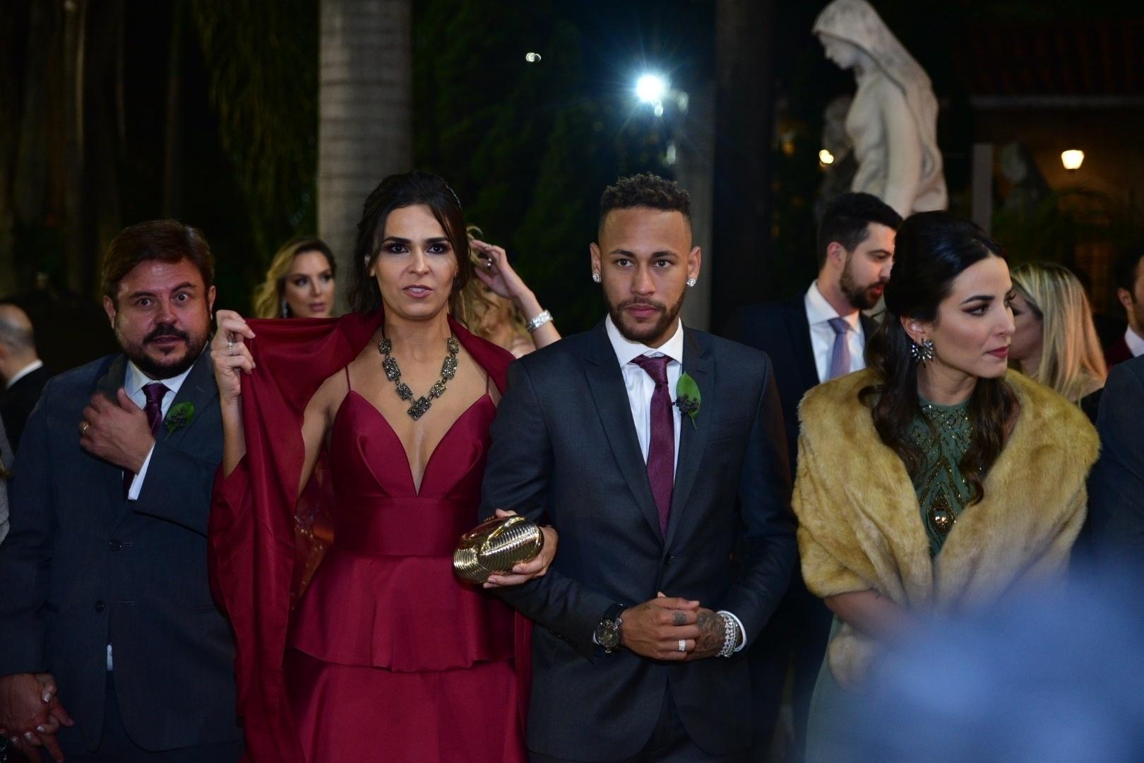 Neymar é padrinho de casamento da empresária Samara Costa com o consultor financeiro Márcio Spinelli na Igreja Nossa Senhora do Brasil, no Jardim Europa, em São Paulo. O jogador entrou de braços dados com a madrinha Dayane Fernandes. Bruna Marquezine não pode ir porque estava no Rio gravando o último capítulo de "Deus Salve o Rei" - Leo Franco/Ag.News