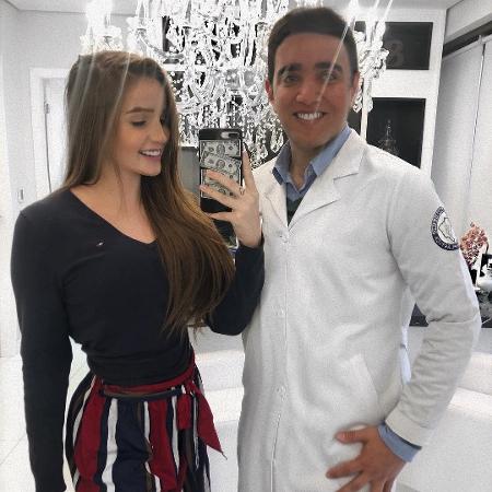 Anna Livya Padilha posa com o cirurgião Eurico Santiago, com quem implantou silicone nos seios - Reprodução/Instagram/annalivya1 - Reprodução/Instagram/annalivya1