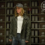 Brie Larson sem o uniforme da Capitã Marvel; filme será lançado em 14 de março de 2019 - Reprodução/Entertainment Weekly