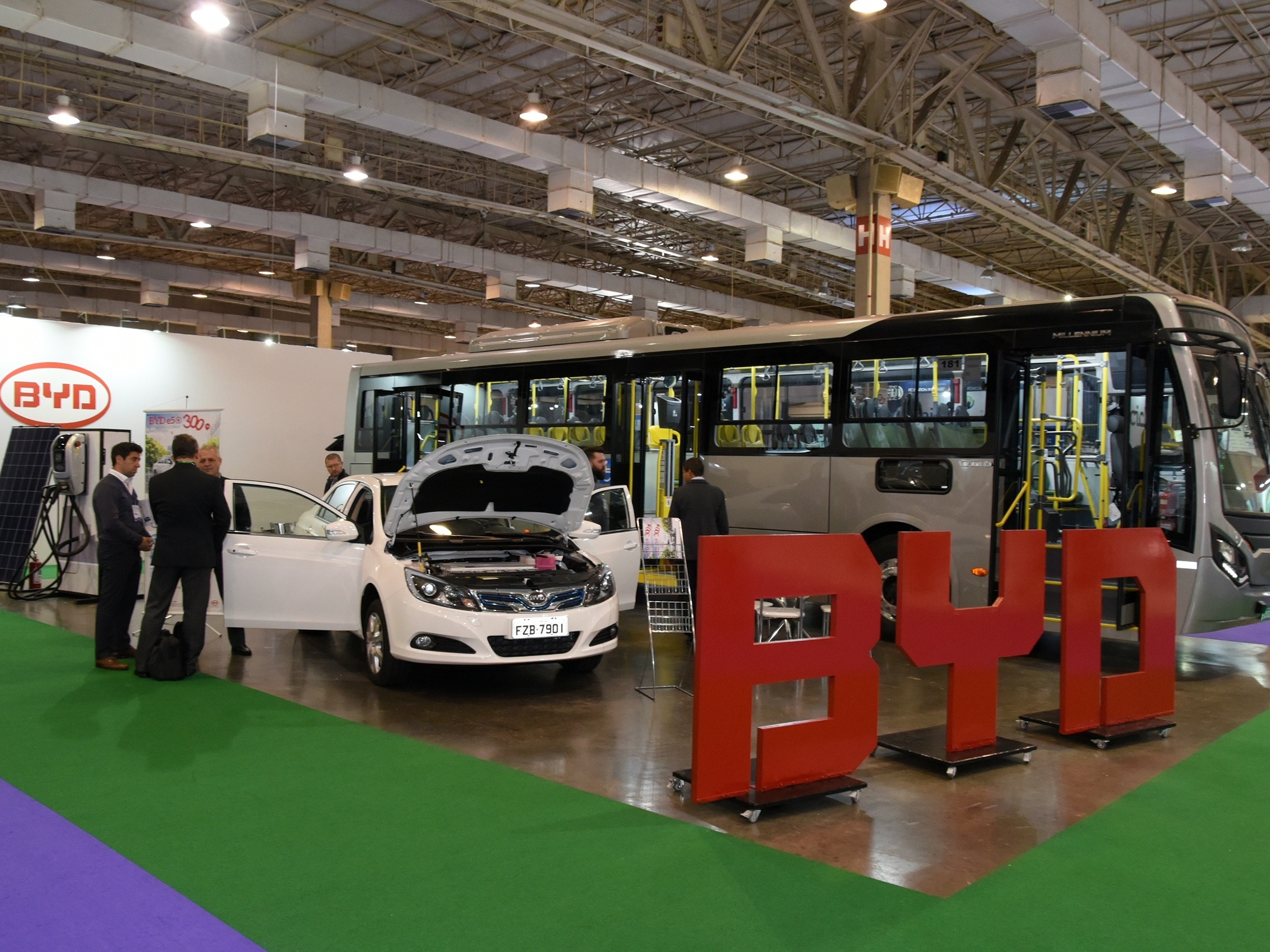 Conheça o carro elétrico que vira ônibus, van ou caminhão de entrega -  Época Negócios