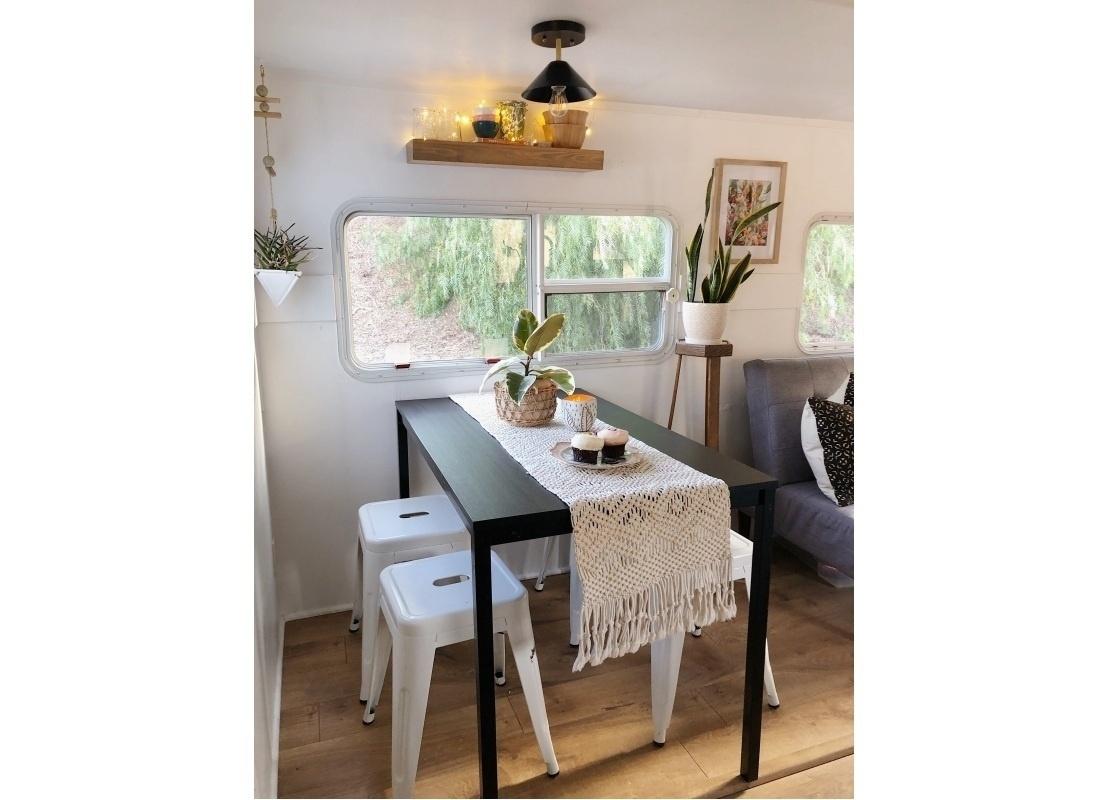 E a fonte de energia elétrica? Plínio  explica que são utilizadas baterias de 12 ou 24 volts dependendo do projeto. ?Dessa maneira é possível ter energia para diversos equipamentos dentro do trailer?, comenta. Também é possível instalar um painel solar, ou mesmo uma claraboia, para se beneficiar da luz natural. Já para assistir TV, basta instalar uma antena que capta o sinal local - Ashley Petrone/Divulgação