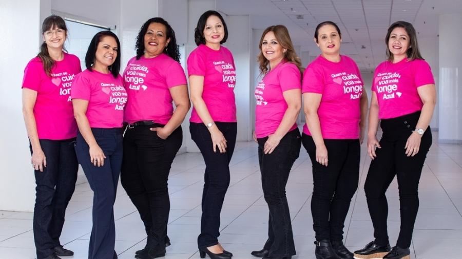 O grupo de mulheres da Azul que venceu o câncer de mama; elas viajaram para Toulouse para "buscar" avião cor-de-rosa - Divulgação