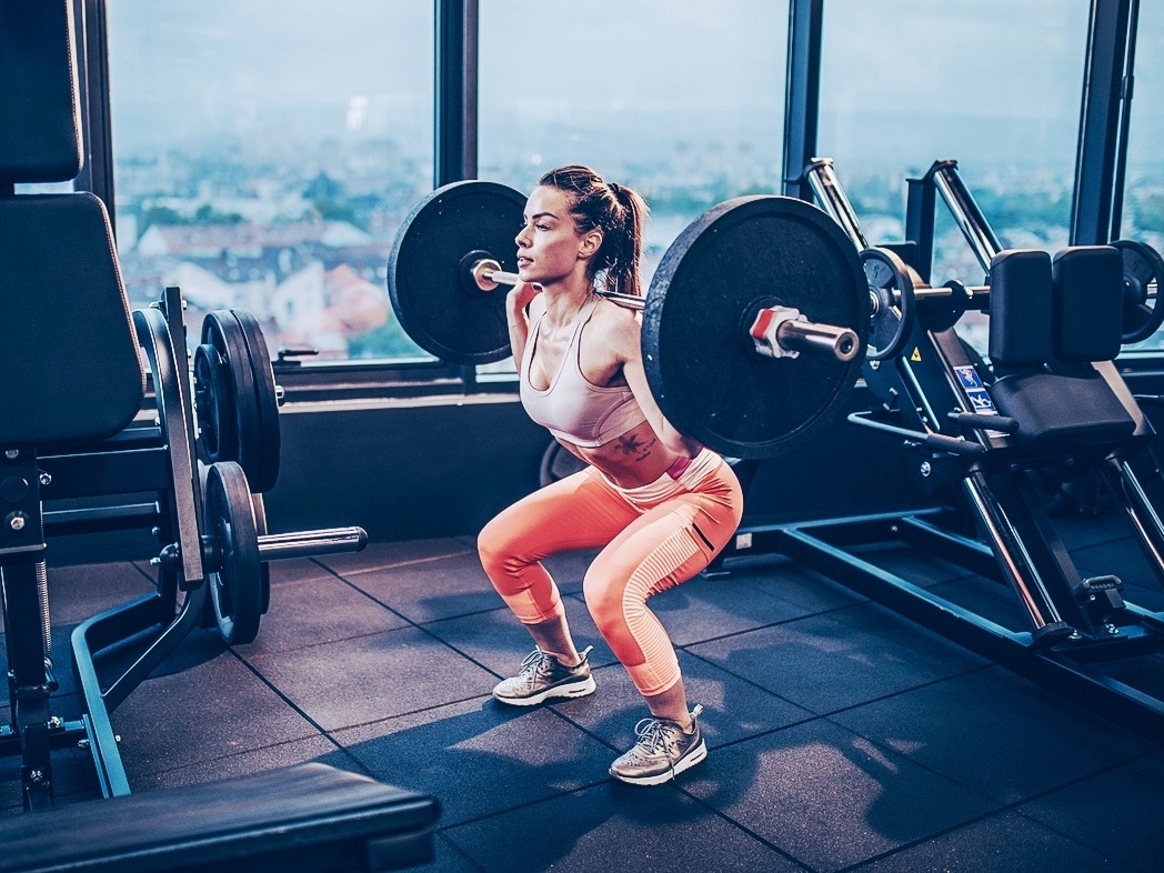 O agachamento Barra Livre é um excelente exercício para a