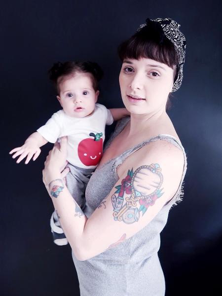 A autônoma Danielle Cruz, 32, e a filha Catarina; A mãe requereu salário-maternidade - Arquivo Pessoal