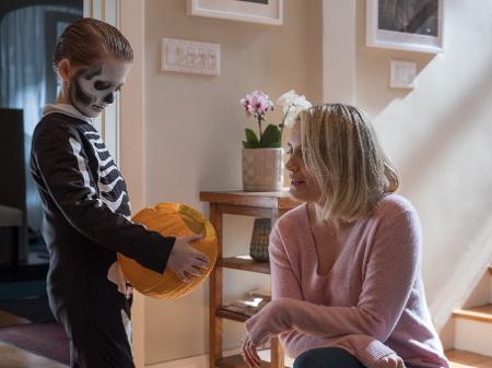 Miles (Jackson Robert Scott) e Sarah (Taylor Schilling) em cena de "Maligno" - Divulgação