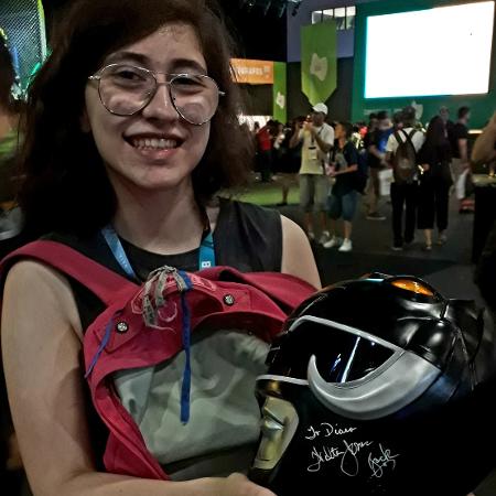 Diana Salomoni, fã de "Power Rangers", mostra capacete autografado por Walter Jones na CCXP 2018 - Paulo Pacheco/UOL - Paulo Pacheco/UOL