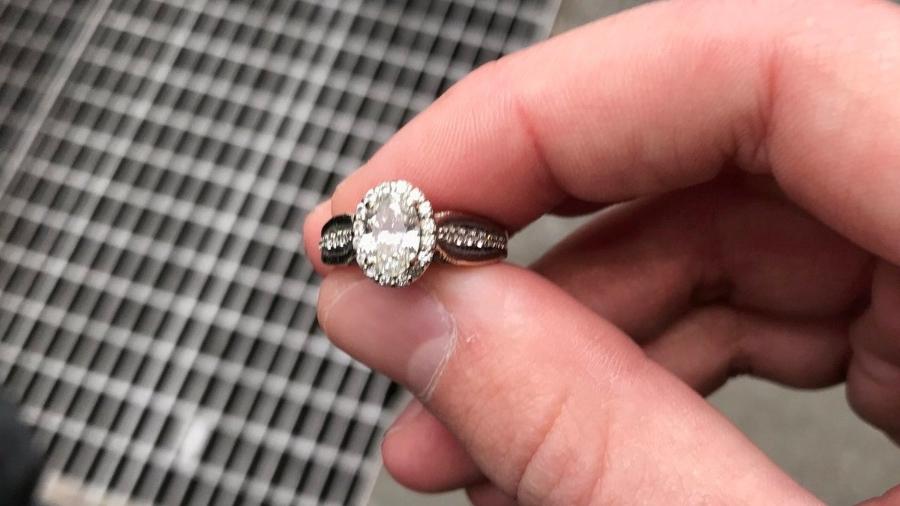 O anel de noivado recuperado pela polícia de Nova York no início de 2019 - Reprodução/Twitter