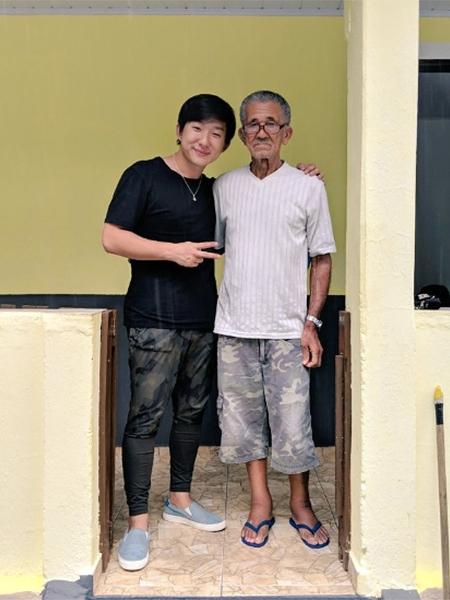 Pyong Lee posa com Nilson Izaias, a mais nova estrela do YouTube - Reprodução/Twitter