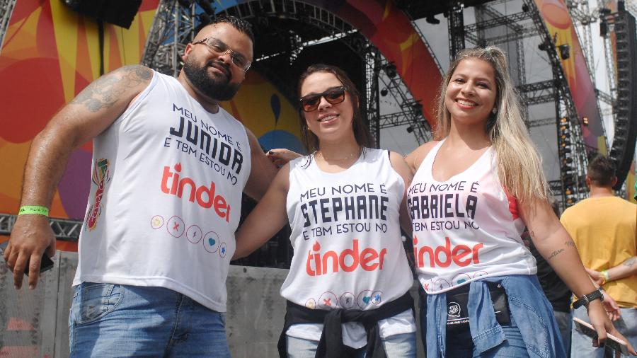 Amigos se divertem com camisetas personalizadas no Festival CarnaUOL - Reinaldo Canato / UOL