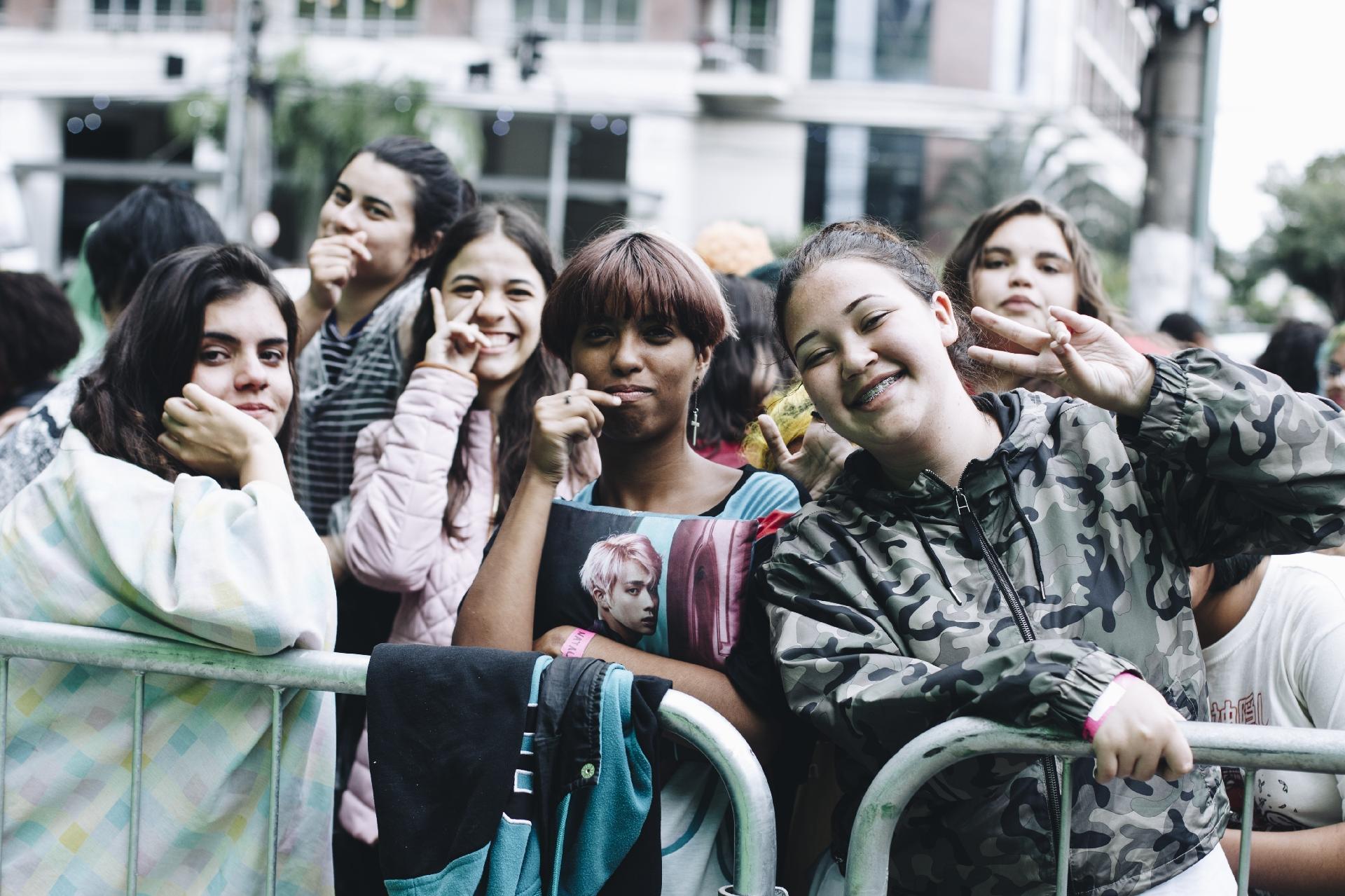 Com mais de 5 mil pessoas na fila, fãs enfrentam chuva para comprar ingressos para o show do BTS no Allianz Parque, em São Paulo - Carine Wallauer/UOL